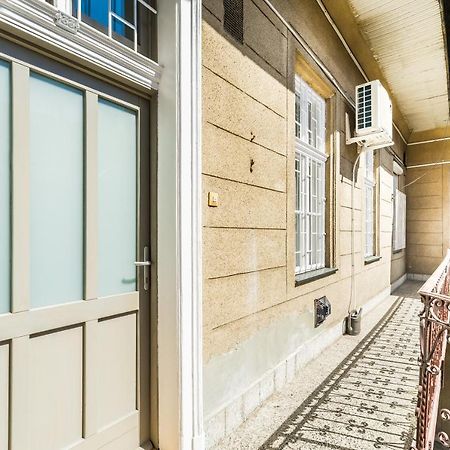 Sun-Splashed Retreat In The Heart Of A Vibrant Quarter Boedapest Buitenkant foto