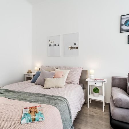 Sun-Splashed Retreat In The Heart Of A Vibrant Quarter Boedapest Buitenkant foto