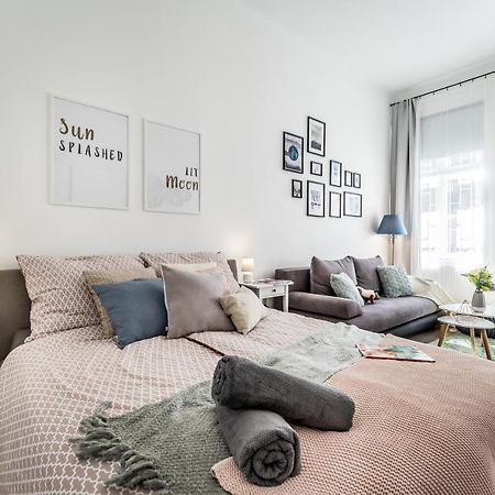 Sun-Splashed Retreat In The Heart Of A Vibrant Quarter Boedapest Buitenkant foto