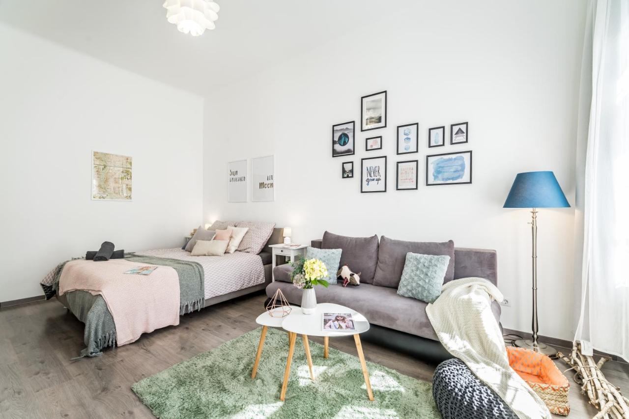 Sun-Splashed Retreat In The Heart Of A Vibrant Quarter Boedapest Buitenkant foto