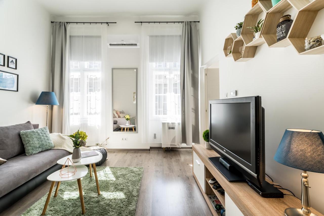 Sun-Splashed Retreat In The Heart Of A Vibrant Quarter Boedapest Buitenkant foto