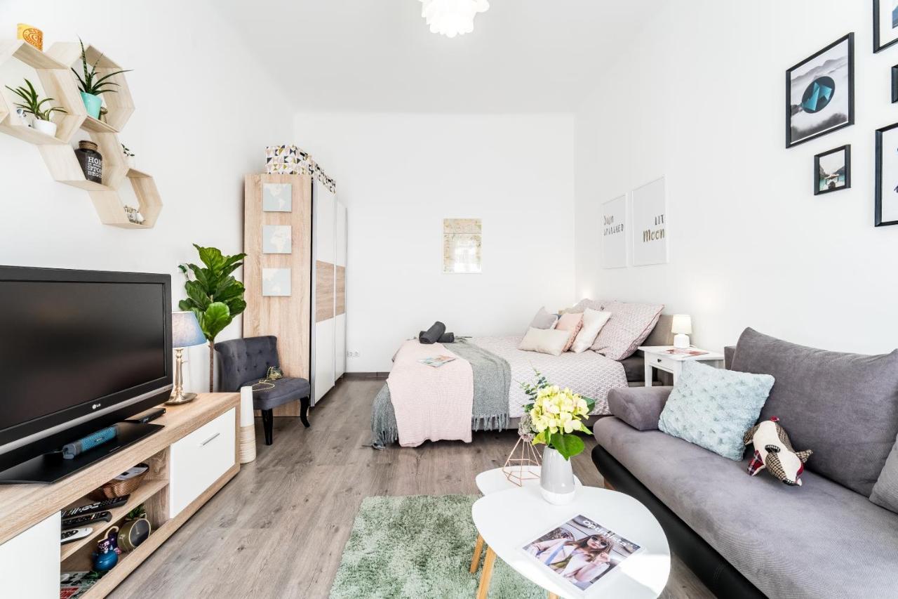 Sun-Splashed Retreat In The Heart Of A Vibrant Quarter Boedapest Buitenkant foto