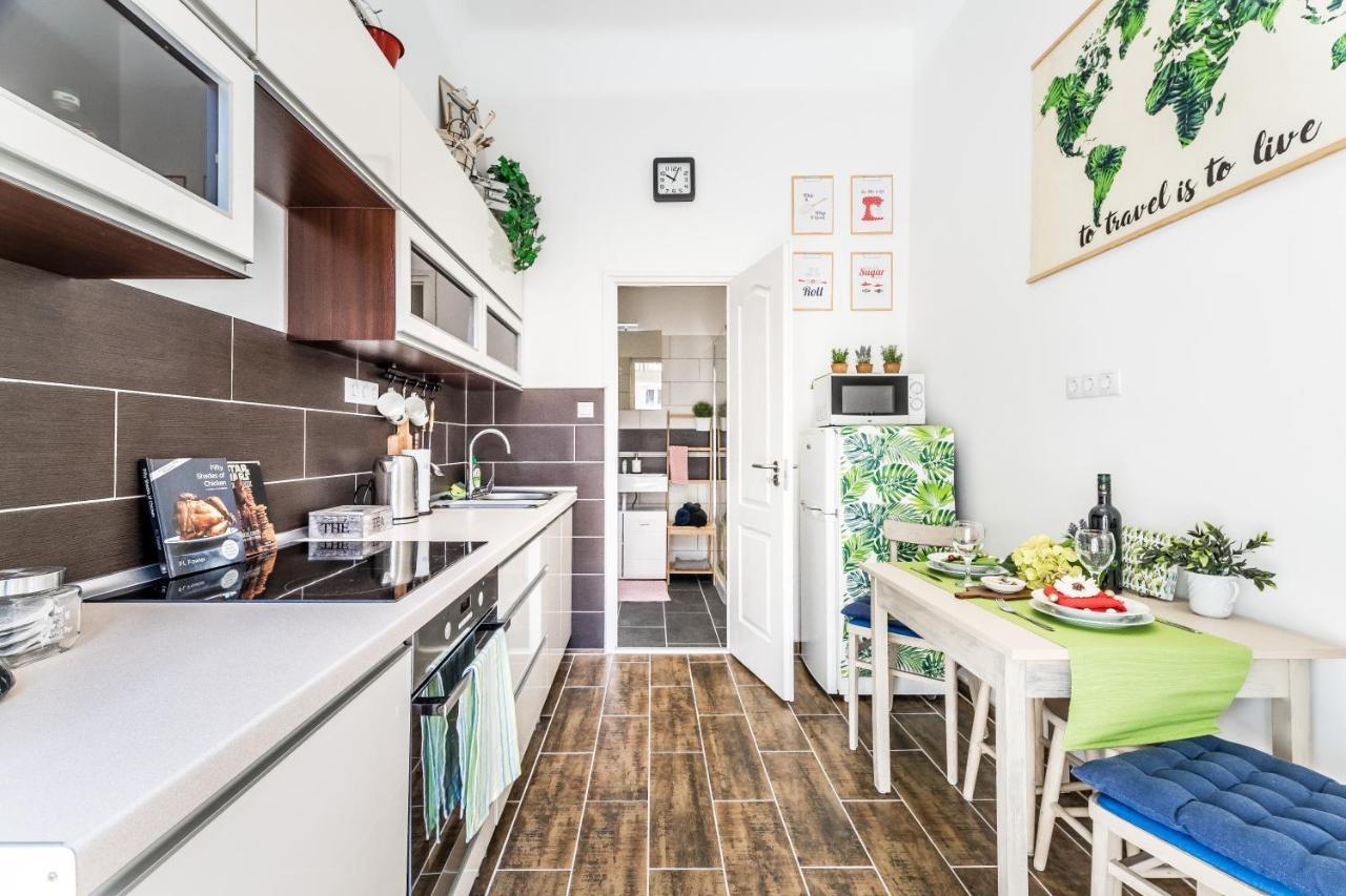 Sun-Splashed Retreat In The Heart Of A Vibrant Quarter Boedapest Buitenkant foto