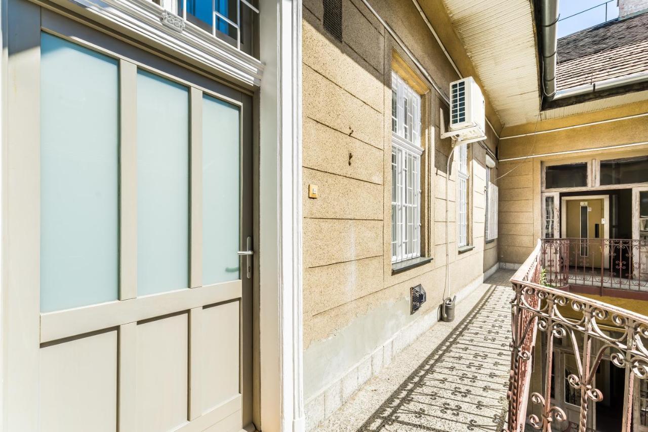 Sun-Splashed Retreat In The Heart Of A Vibrant Quarter Boedapest Buitenkant foto