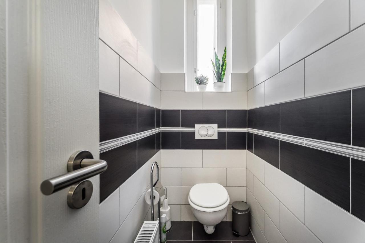 Sun-Splashed Retreat In The Heart Of A Vibrant Quarter Boedapest Buitenkant foto