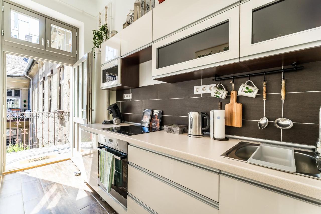 Sun-Splashed Retreat In The Heart Of A Vibrant Quarter Boedapest Buitenkant foto