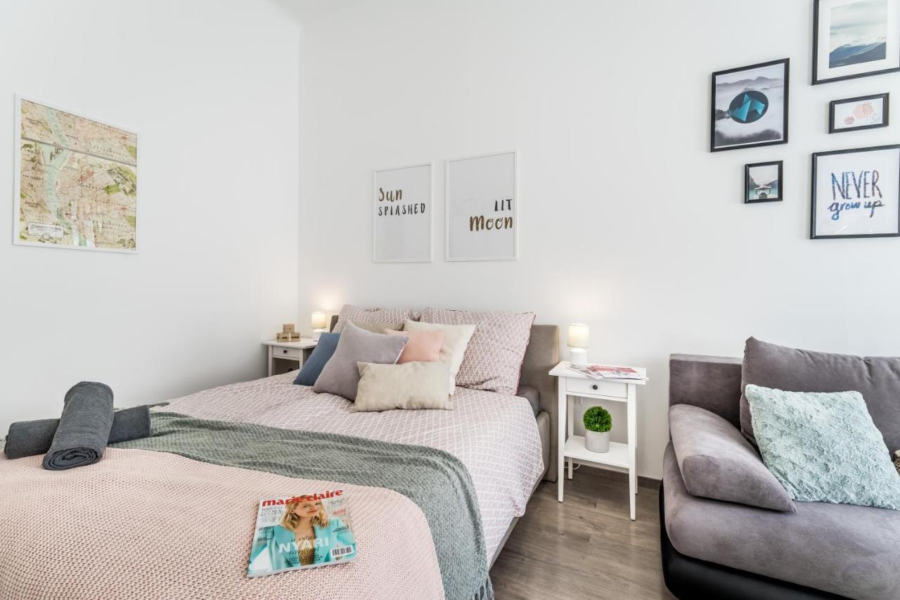 Sun-Splashed Retreat In The Heart Of A Vibrant Quarter Boedapest Buitenkant foto