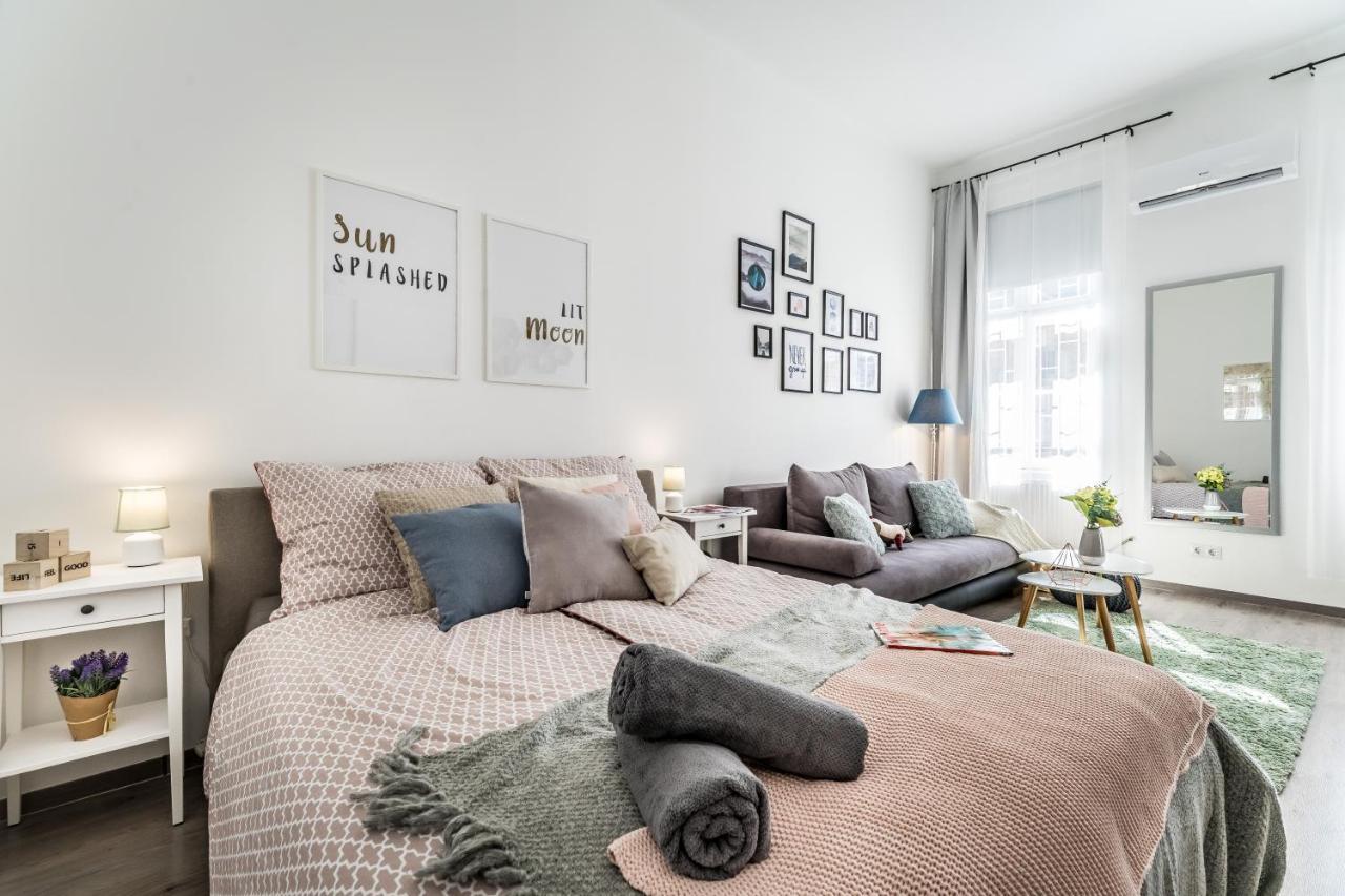 Sun-Splashed Retreat In The Heart Of A Vibrant Quarter Boedapest Buitenkant foto
