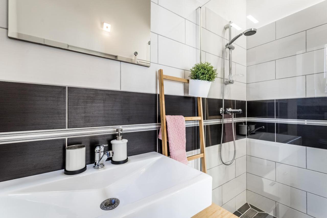 Sun-Splashed Retreat In The Heart Of A Vibrant Quarter Boedapest Buitenkant foto
