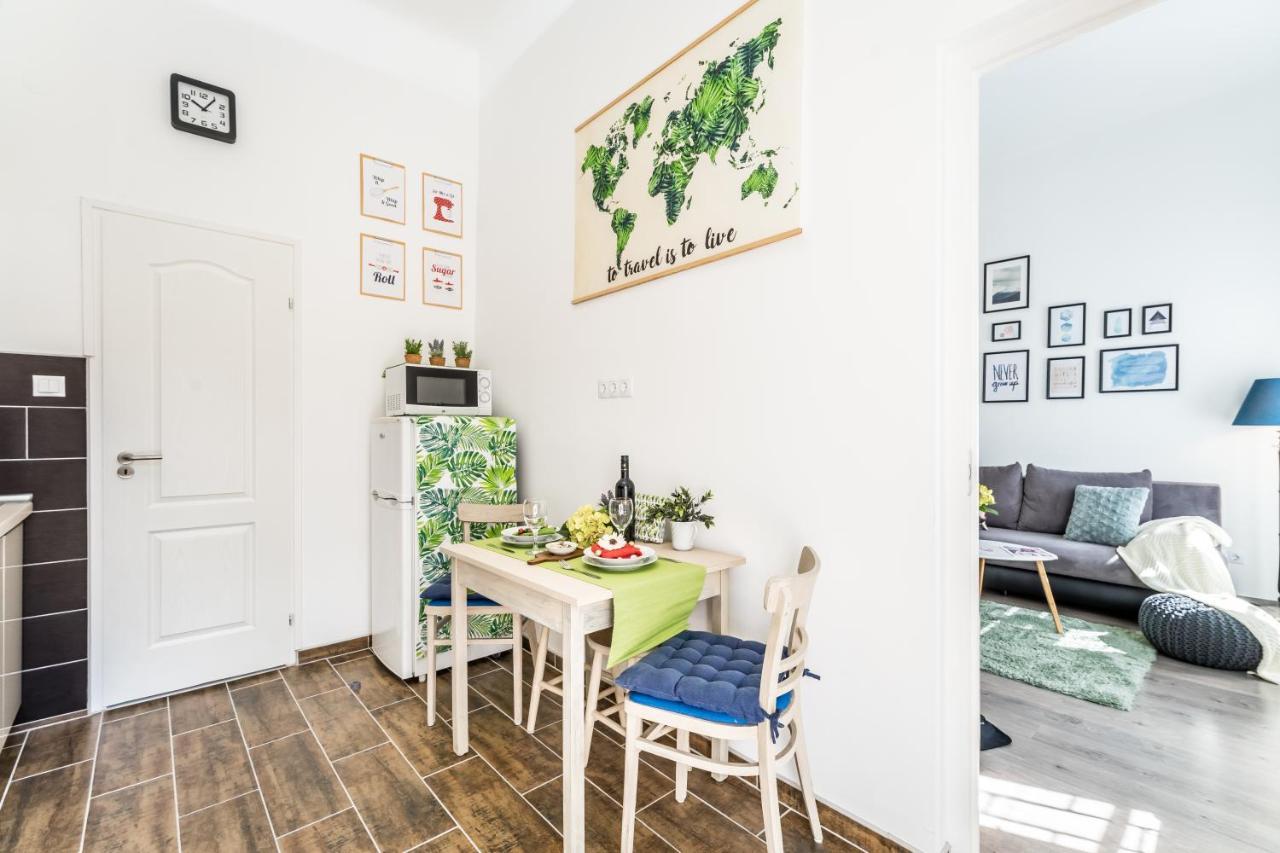 Sun-Splashed Retreat In The Heart Of A Vibrant Quarter Boedapest Buitenkant foto
