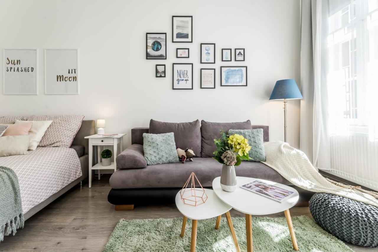 Sun-Splashed Retreat In The Heart Of A Vibrant Quarter Boedapest Buitenkant foto