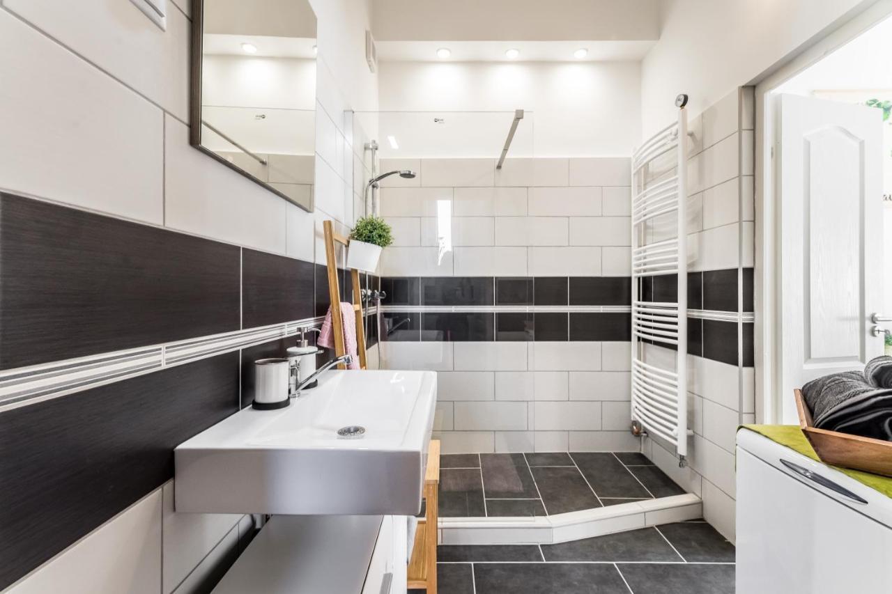 Sun-Splashed Retreat In The Heart Of A Vibrant Quarter Boedapest Buitenkant foto