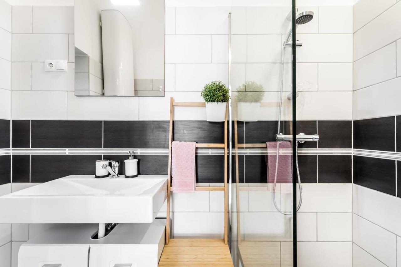 Sun-Splashed Retreat In The Heart Of A Vibrant Quarter Boedapest Buitenkant foto